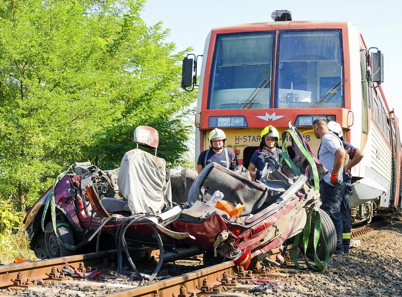 俄汽车与火车相撞致8死