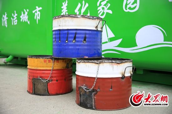 清明节前山东在路口放置祭祀桶