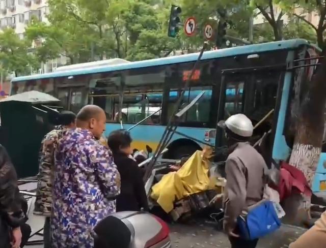 南昌一公交撞上行人致3死7伤