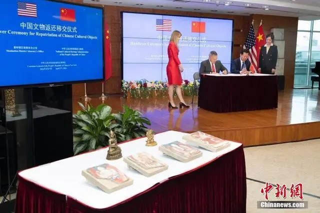 中国在纽约接收美国返还38件文物