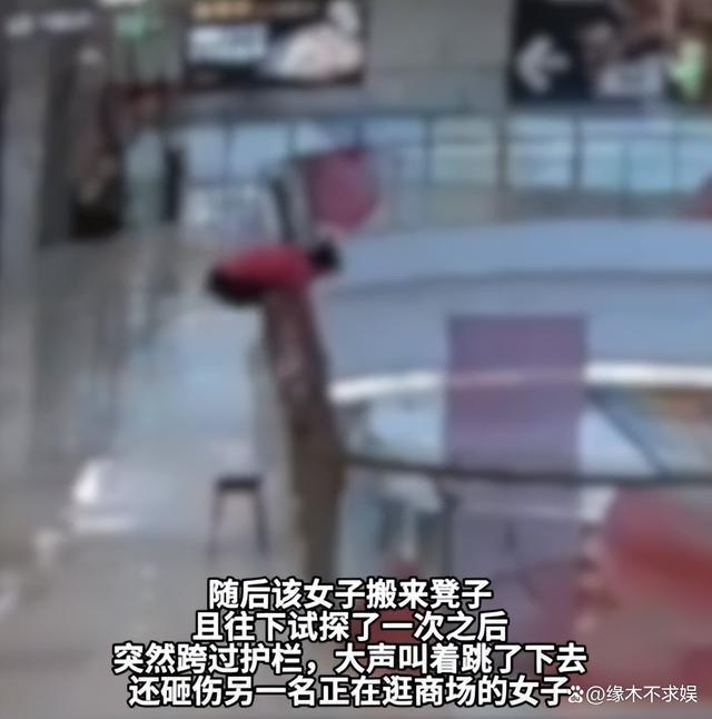 广东一女子商场跳楼砸中路人