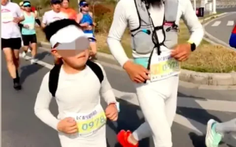 爸爸带9岁儿子跑完马拉松被禁赛2年，跑步爱好者挑战郑开马拉松全马被举报违规参赛