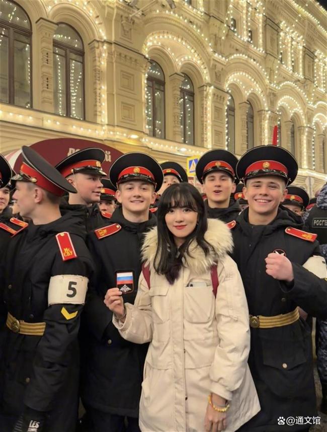 俄士兵跟中国女生学说中文还比心