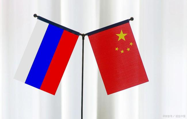 俄士兵跟中国女生学说中文还比心 红场上的友好互动